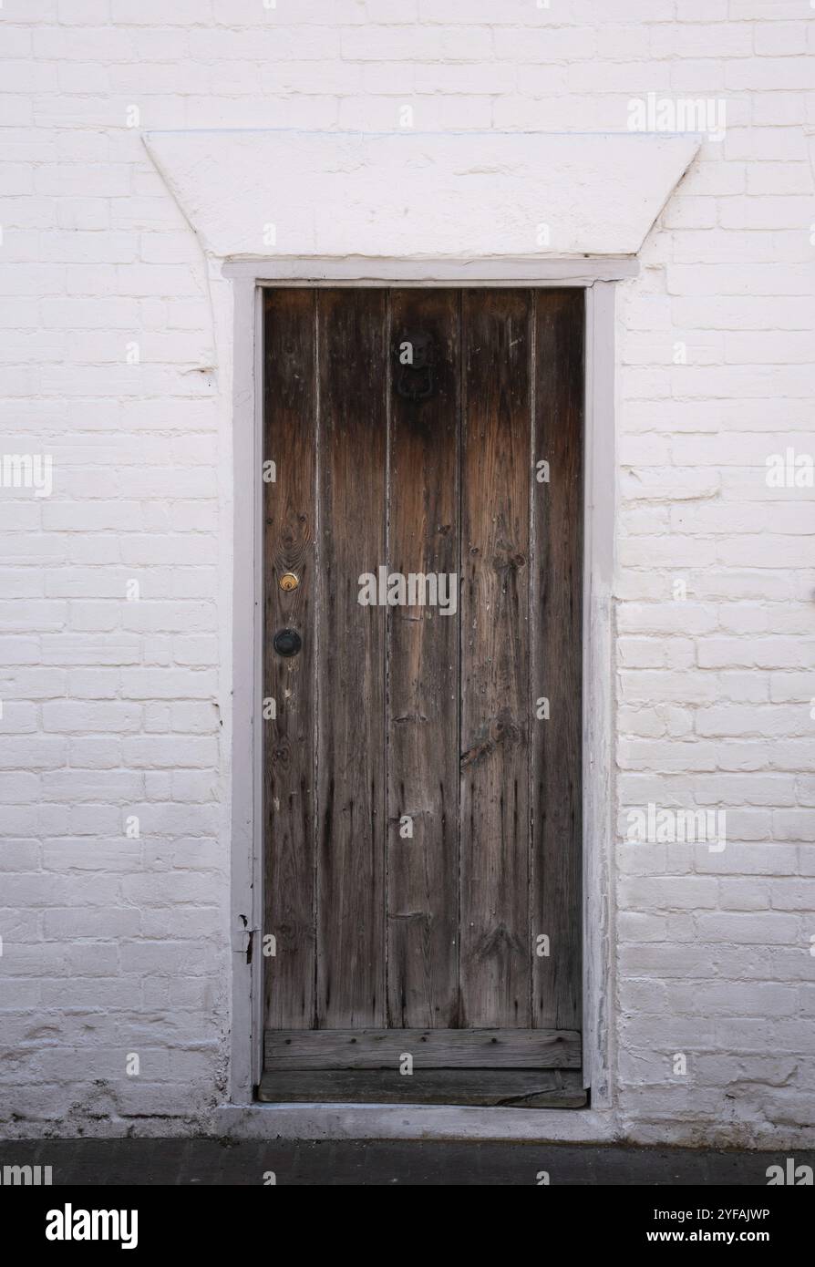 Maison anglaise traditionnelle avec entrée principale. Mur blanc porte fermée Banque D'Images