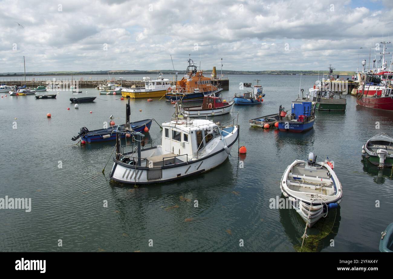 BallyCotton, Irlande, 14 juin 2022 : bateaux de pêche amarrés à la marina du village de pêcheurs de BallyCotton Cork County Ireland, Europe Banque D'Images