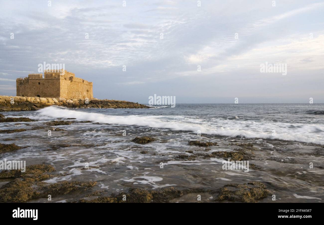 Paphos, Chypre, 23 décembre 2008 : célèbre château antique de Paphos situé sur le bord du port de Paphos à Chypre, en Europe Banque D'Images