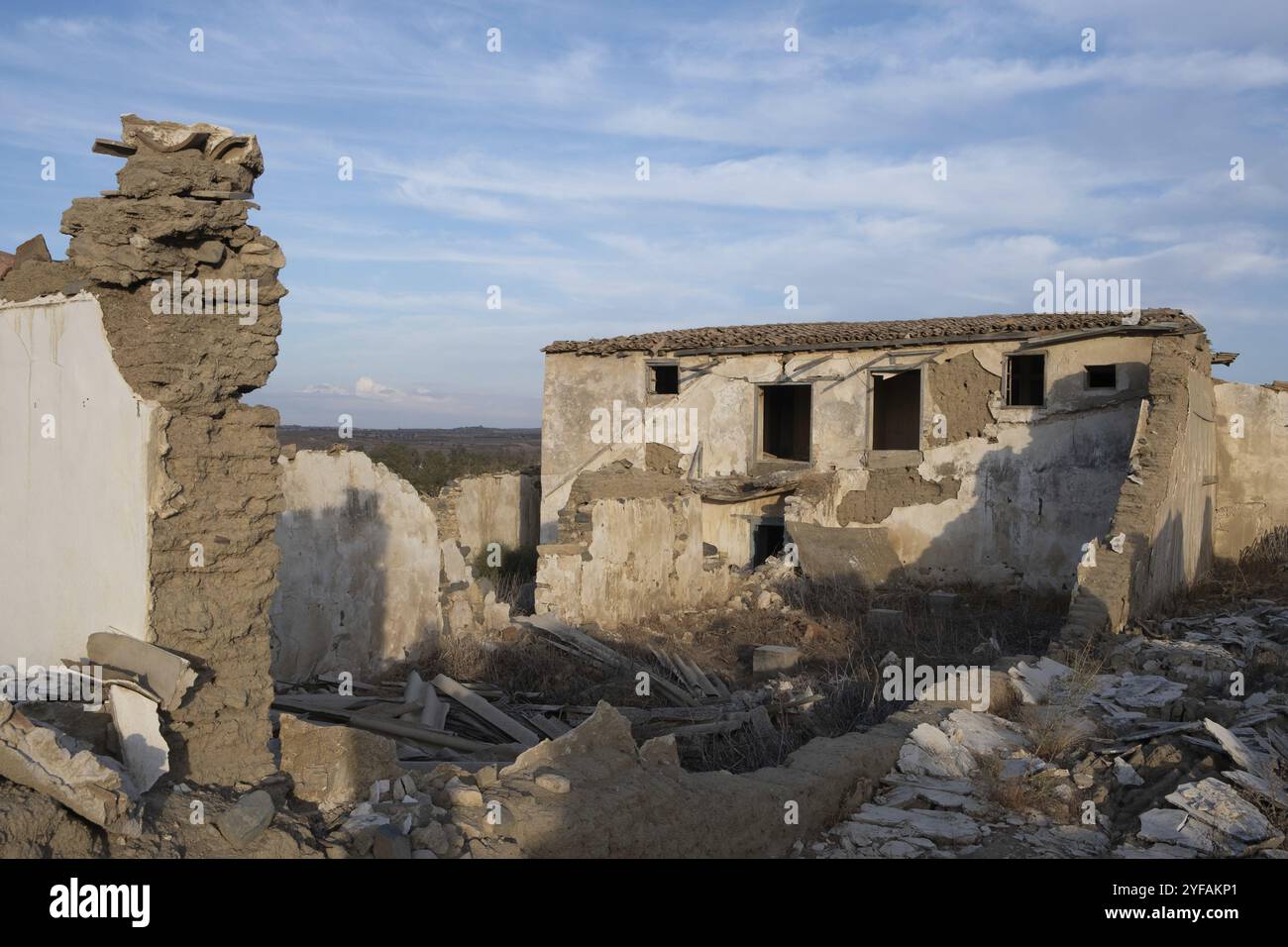 Maison de ferme abandonnée et s'effondrant en plein air. Argile ruines d'architecture traditionnelle. Endroits déserts Chypre Banque D'Images