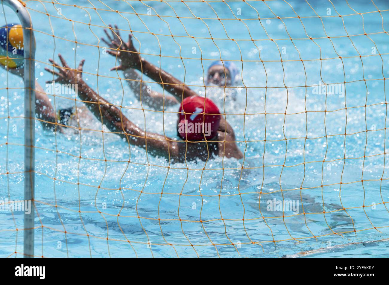 Des athlètes non reconnus lors d'un match de championnat de water-polo Banque D'Images