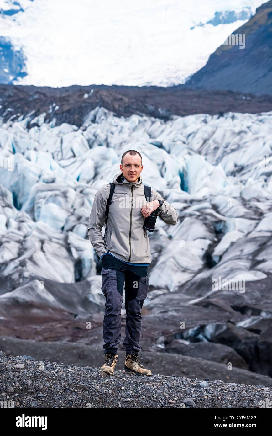 Photographe capturant les majestueux glaciers dans la nature sauvage accidentée de l'Islande lors d'une expédition estivale Banque D'Images