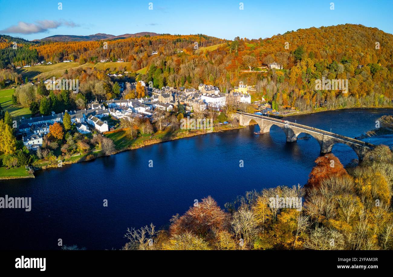 Vue aérienne du village de Dunkeld et de la rivière Tay aux couleurs d'automne, Perthshire, Écosse Royaume-Uni Banque D'Images