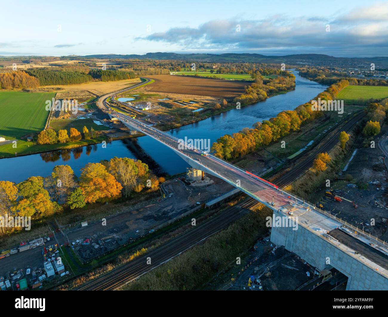 Vue aérienne du nouveau pont River Tay sur le projet Cross Tay Link Road (CTLR) en construction à Perth, Écosse, Royaume-Uni Banque D'Images