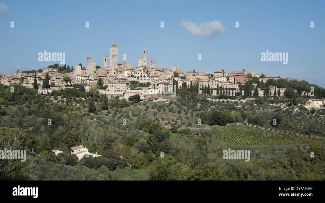 Ville pittoresque historique de San Gimignano, la ville de belles tours, dans la province de Sienne en Toscane, Italie, Europe Banque D'Images