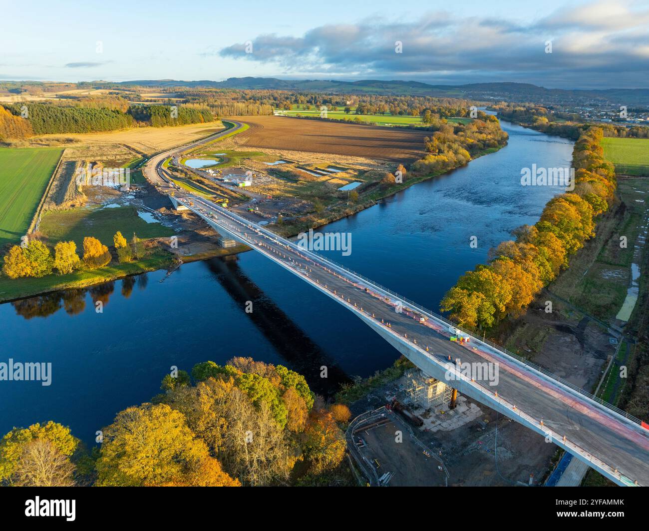 Vue aérienne du nouveau pont River Tay sur le projet Cross Tay Link Road (CTLR) en construction à Perth, Écosse, Royaume-Uni Banque D'Images