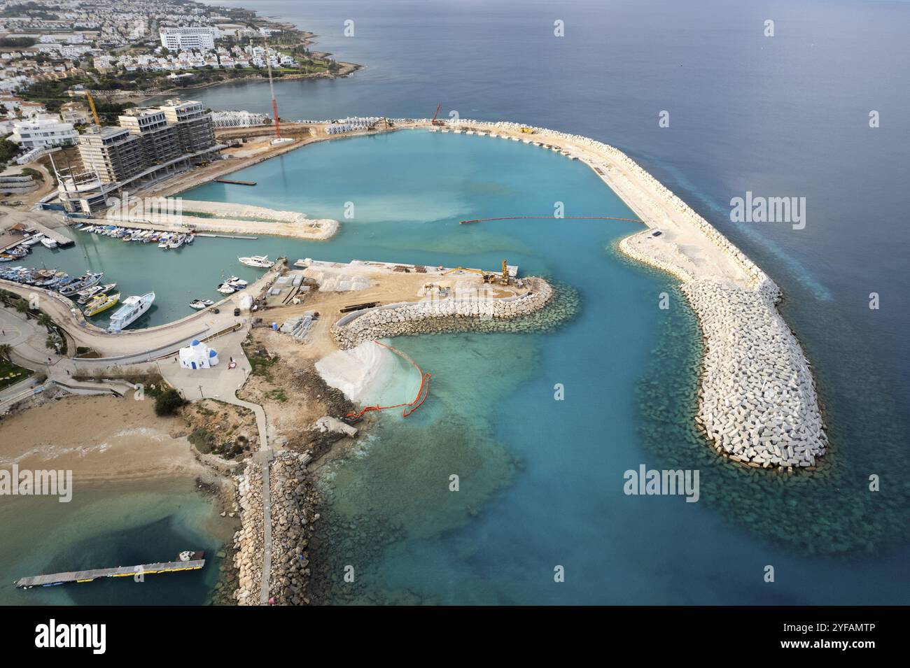 Drone paysage aérien de marina en construction. Port de pêche Paralimni Protaras Chypre Banque D'Images