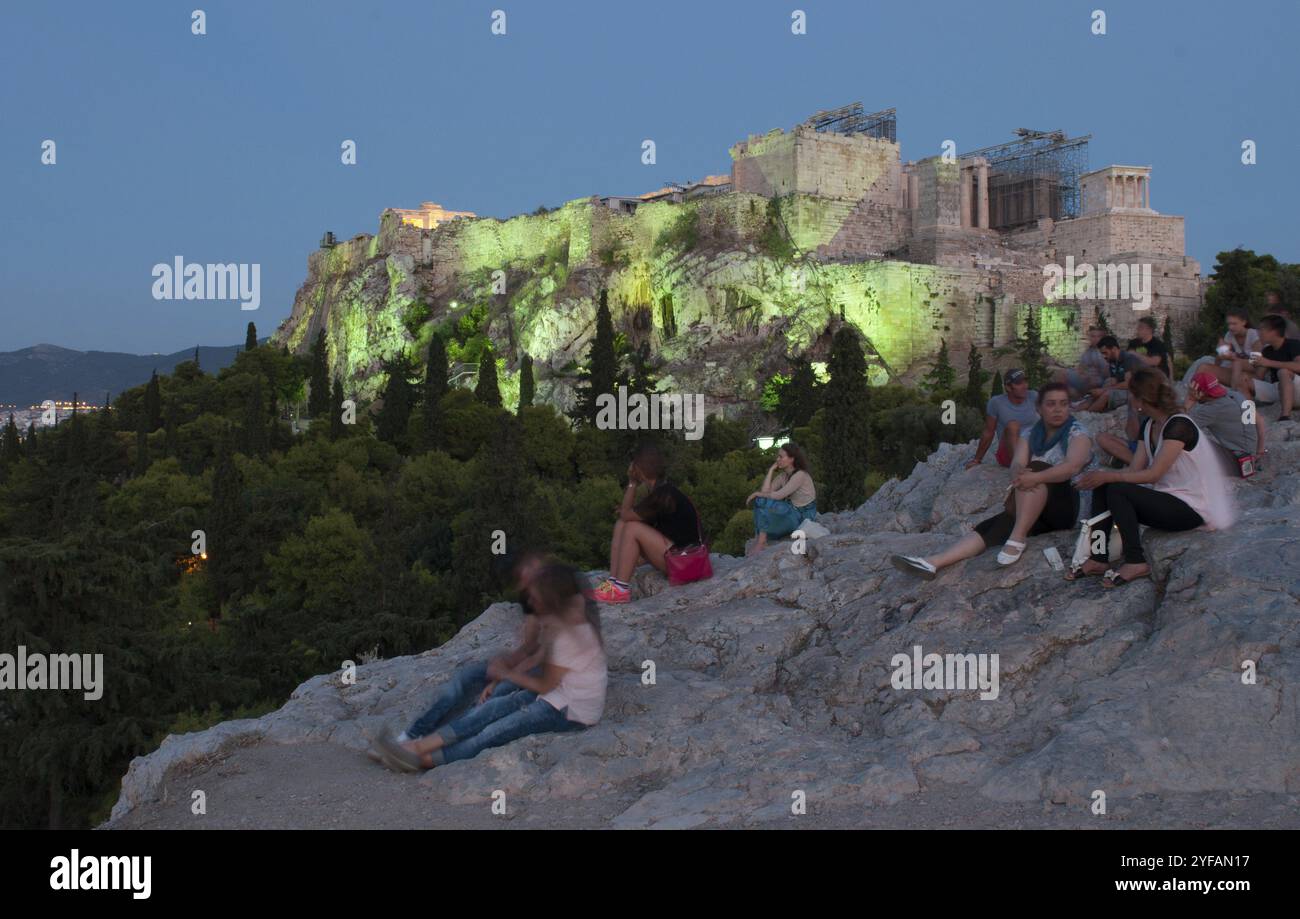 Athènes, Grèce, août 31 : les gens apprécient Parthénon et Athènes paysage urbain de la colline de l'Acropole à Athènes Grèce la nuit, Europe Banque D'Images