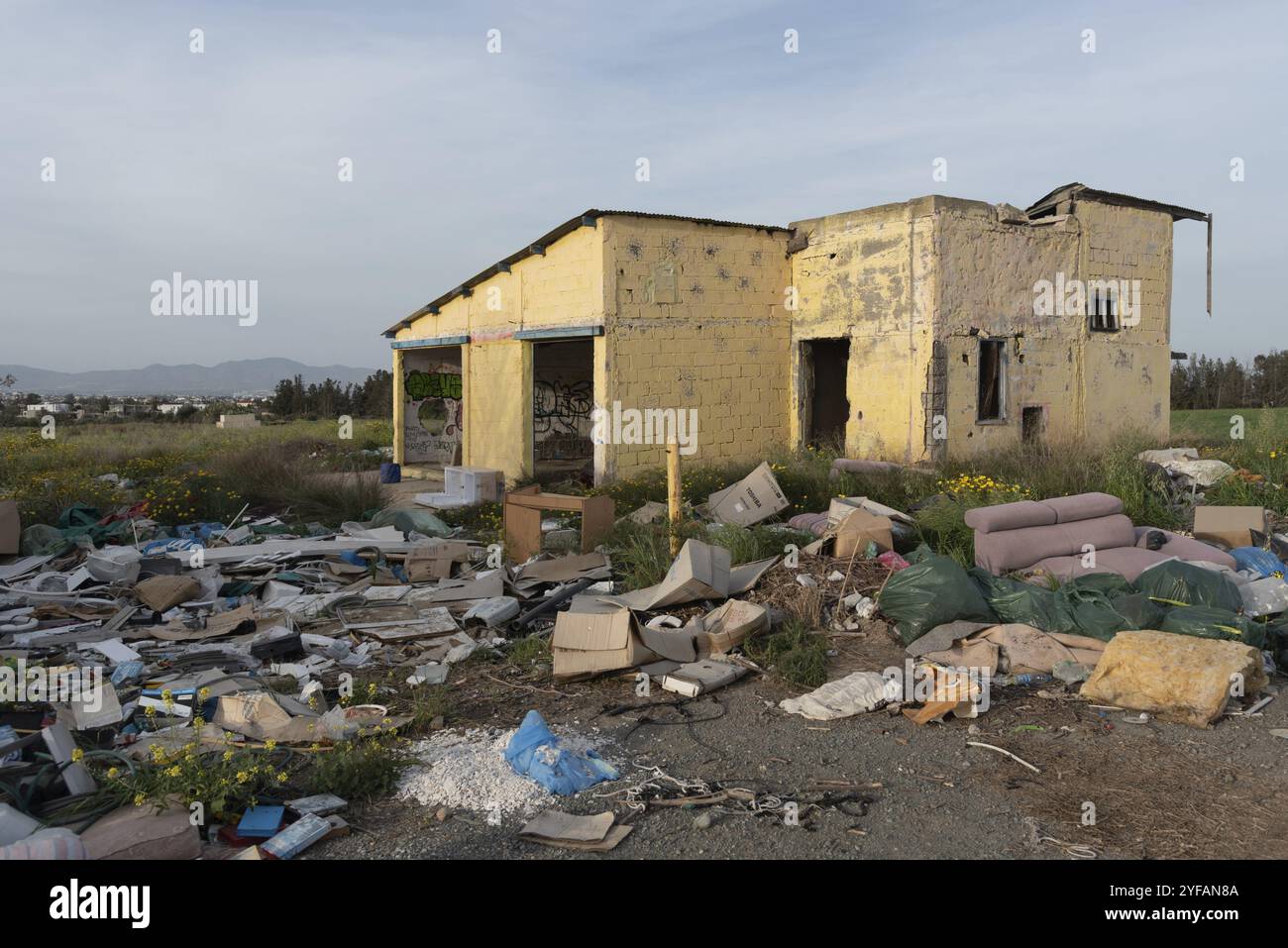 Nicosie, Chypre, 11 mars 2023 : drone aérien de déchets domestiques et industriels dans la nature. Pollution de l'environnement, Europe Banque D'Images