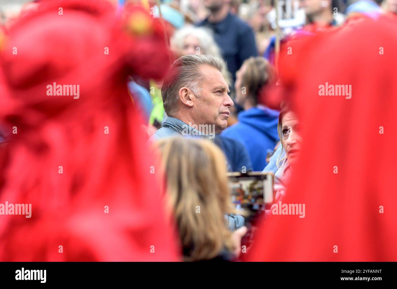 Chris Packham - présentateur TV de la faune et militant - avec des membres de extinction Rebellion Red Brigade à la Marche pour l'eau propre, Londres, 3 novembre Banque D'Images