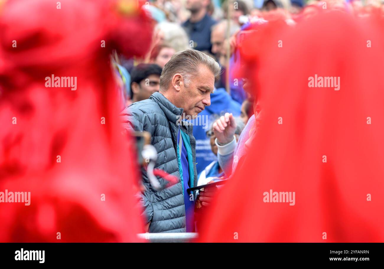 Chris Packham - présentateur TV de la faune et militant - avec des membres de extinction Rebellion Red Brigade à la Marche pour l'eau propre, Londres, 3 novembre Banque D'Images