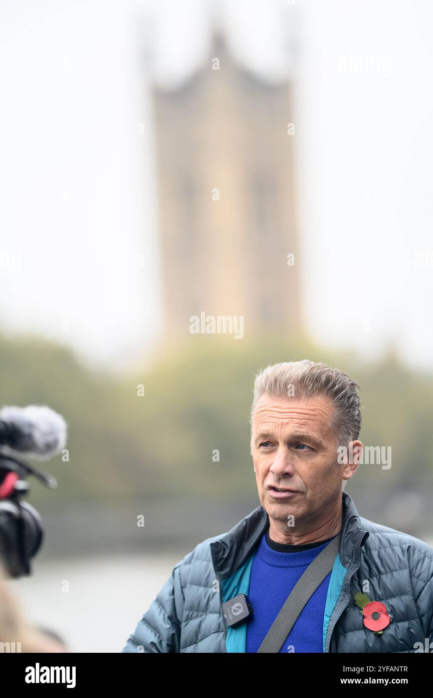 Chris Packham - présentateur TV de la faune et militant - interviewé avant la marche pour l'eau propre, Londres, 3 novembre 2024 avec le Parlement dans la BA Banque D'Images