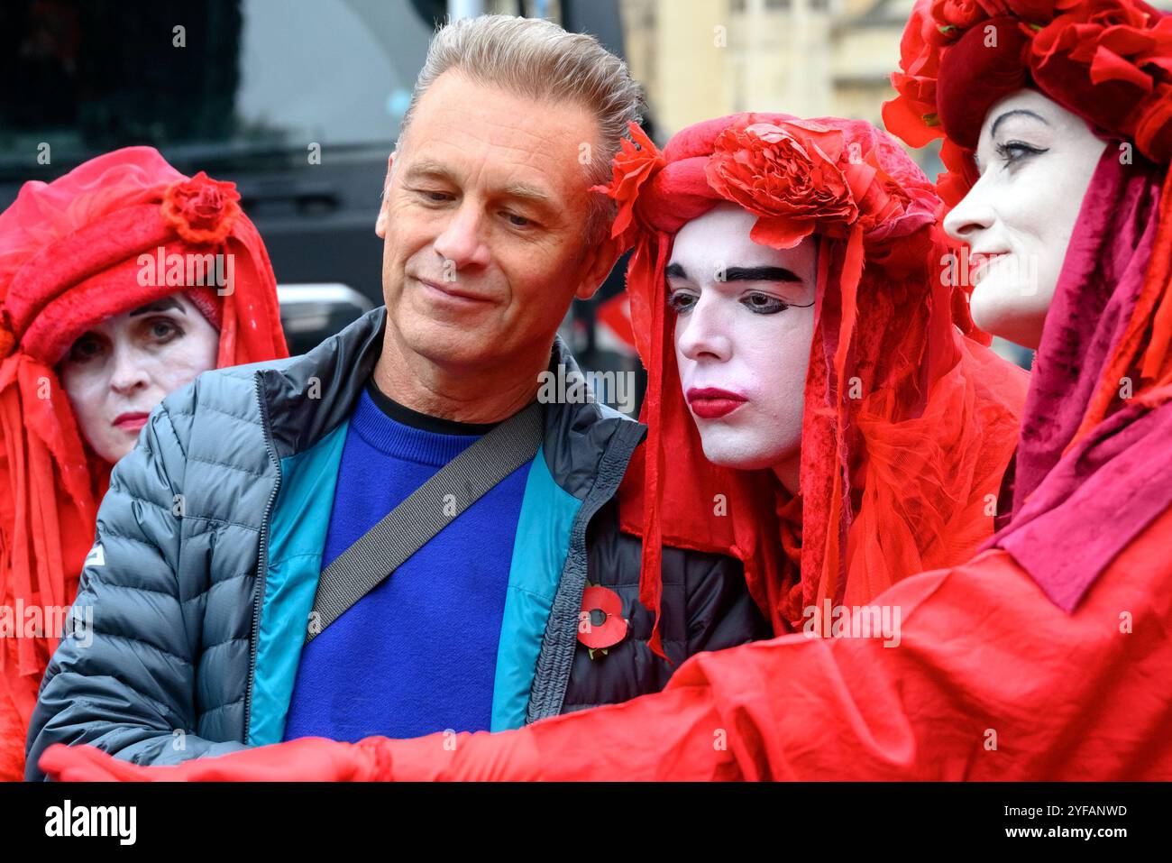 Chris Packham - présentateur TV de la faune et militant - avec des membres de extinction Rebellion Red Brigade à la Marche pour l'eau propre, Londres, 3 novembre Banque D'Images