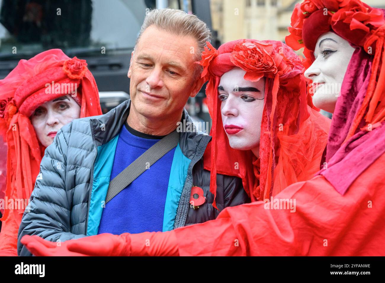 Chris Packham - présentateur TV de la faune et militant - avec des membres de extinction Rebellion Red Brigade à la Marche pour l'eau propre, Londres, 3 novembre Banque D'Images