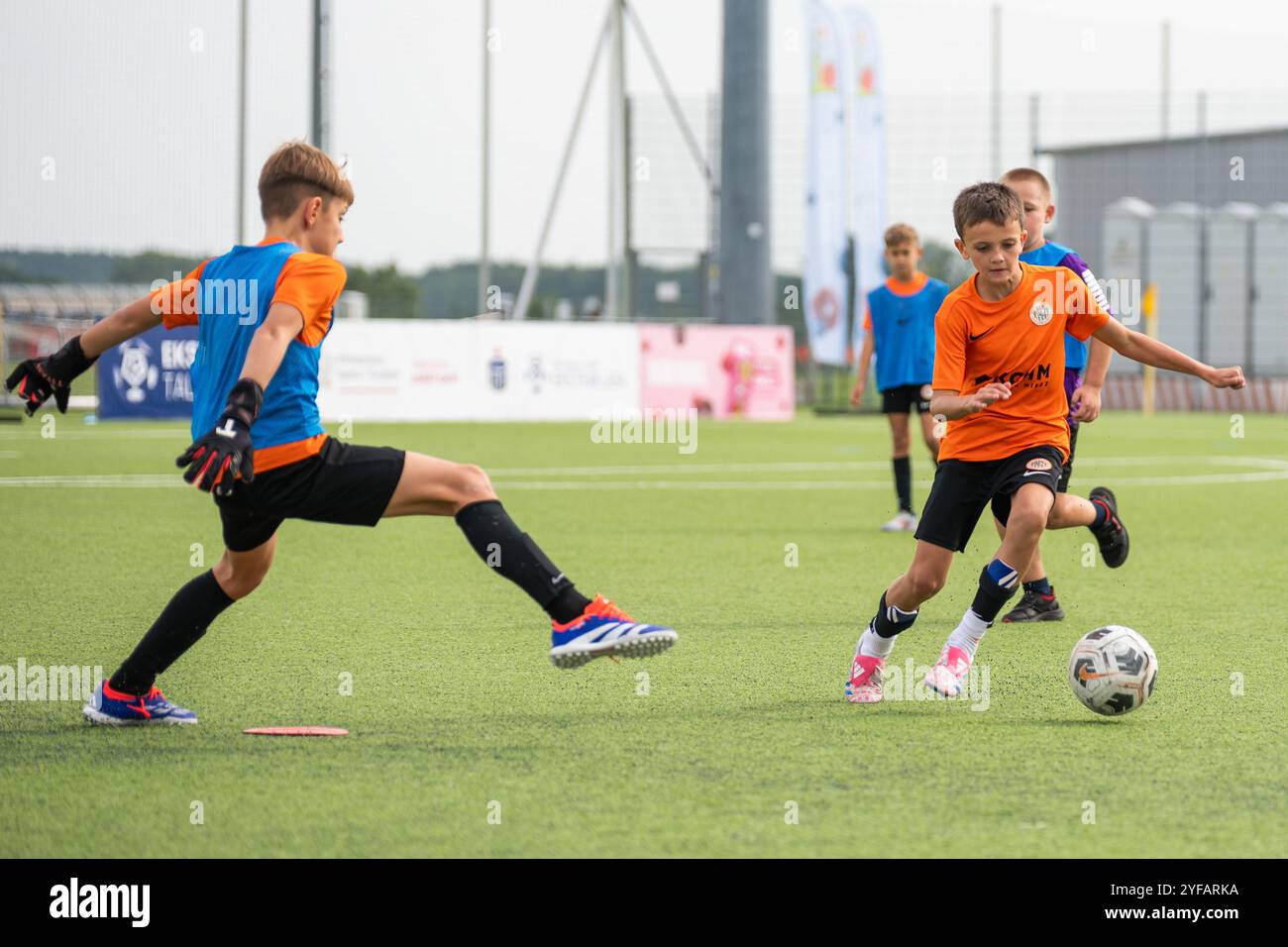 LUBIN, POLOGNE - 23 SEPTEMBRE 2024 : match de football des enfants pendant le tournoi Extra Class Academies (Akademie Klasy Extra) Banque D'Images