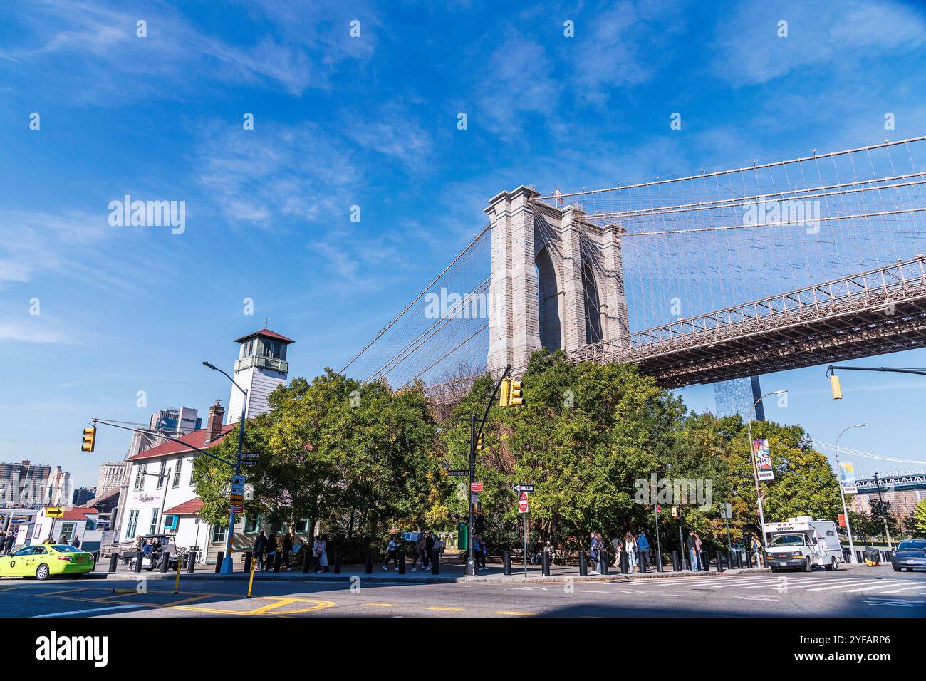 Brooklyn, New York, États-Unis – 28 octobre 2024 : vue de l'une des tours suspendues du pont de Brooklyn à Brooklyn, New York, États-Unis. Banque D'Images