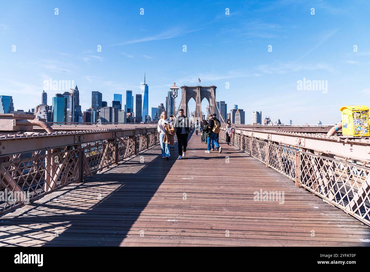 Brooklyn, New York, États-Unis – 28 octobre 2024 : les gens traversent le pont de Brooklyn en direction de Lower Manhattan à New York, New York, États-Unis. Banque D'Images