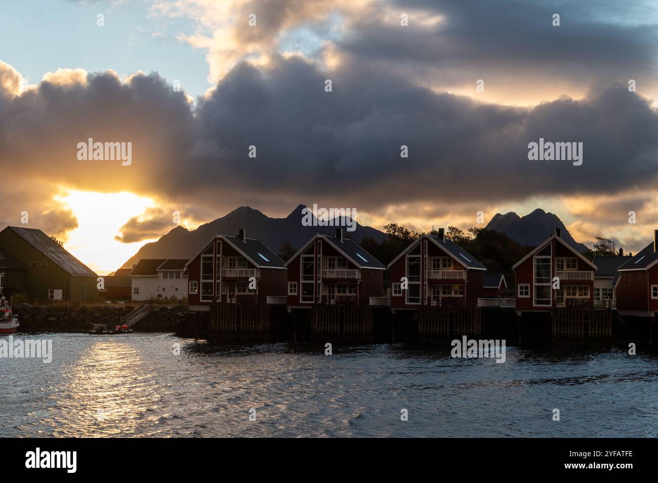 Un lever de soleil d'automne norvégien sur le port de pêche dans la petite ville de Svolaer dans les îles Lofoten en Norvège, Scandinavie. Banque D'Images