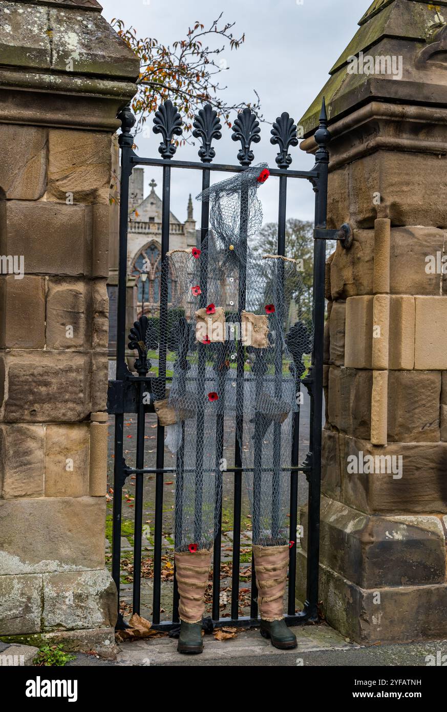 East Lothian, Écosse, Royaume-Uni, 4 novembre 2024. Décorations du jour du souvenir : un soldat solitaire de la première Guerre mondiale fait de fil de volaille monte la garde à la porte de l'église St Mary à Haddington. Cedit : Sally Anderson/Alamy Live News Banque D'Images