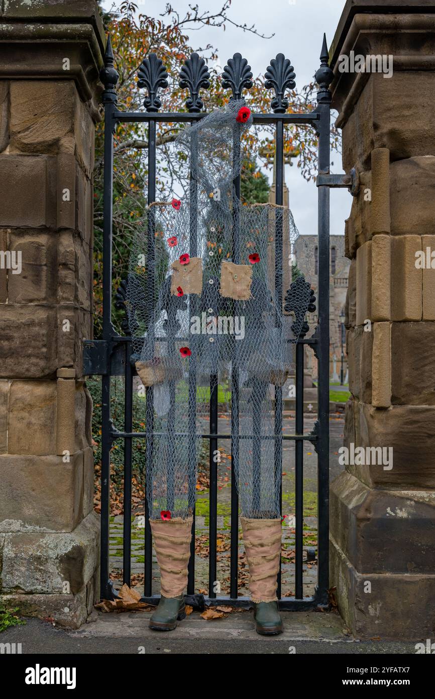 East Lothian, Écosse, Royaume-Uni, 4 novembre 2024. Décorations du jour du souvenir : un soldat solitaire de la première Guerre mondiale fait de fil de volaille monte la garde à la porte de l'église St Mary à Haddington. Cedit : Sally Anderson/Alamy Live News Banque D'Images