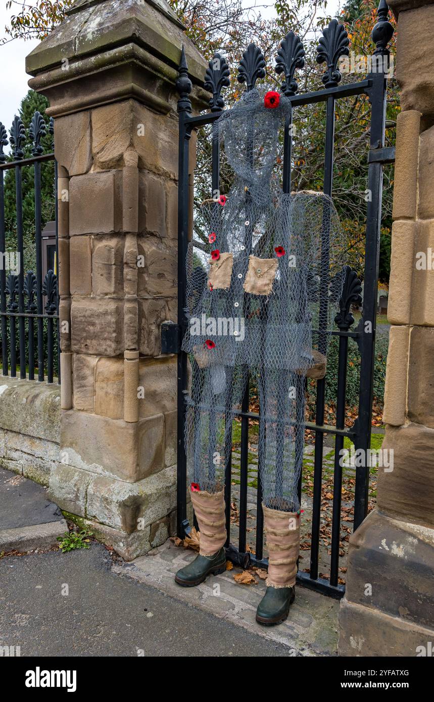 East Lothian, Écosse, Royaume-Uni, 4 novembre 2024. Décorations du jour du souvenir : un soldat solitaire de la première Guerre mondiale fait de fil de volaille monte la garde à la porte de l'église St Mary à Haddington. Cedit : Sally Anderson/Alamy Live News Banque D'Images