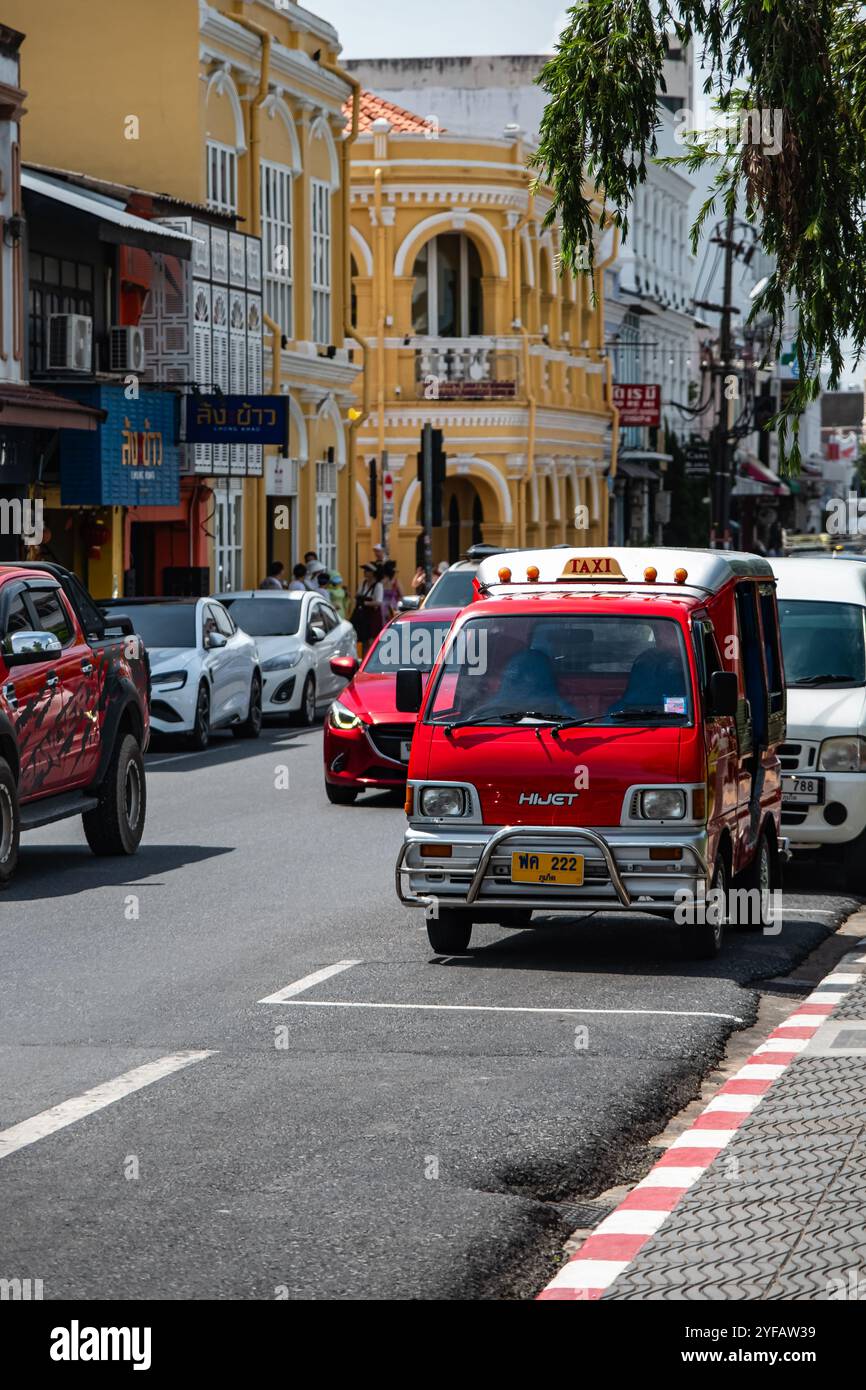 Circulation routière avec les voitures. Vieille ville avec des maisons colorées et la route urbaine Thaïlande. Rue dans l'architecture romani de style portugais dans la ville de Phuket Banque D'Images