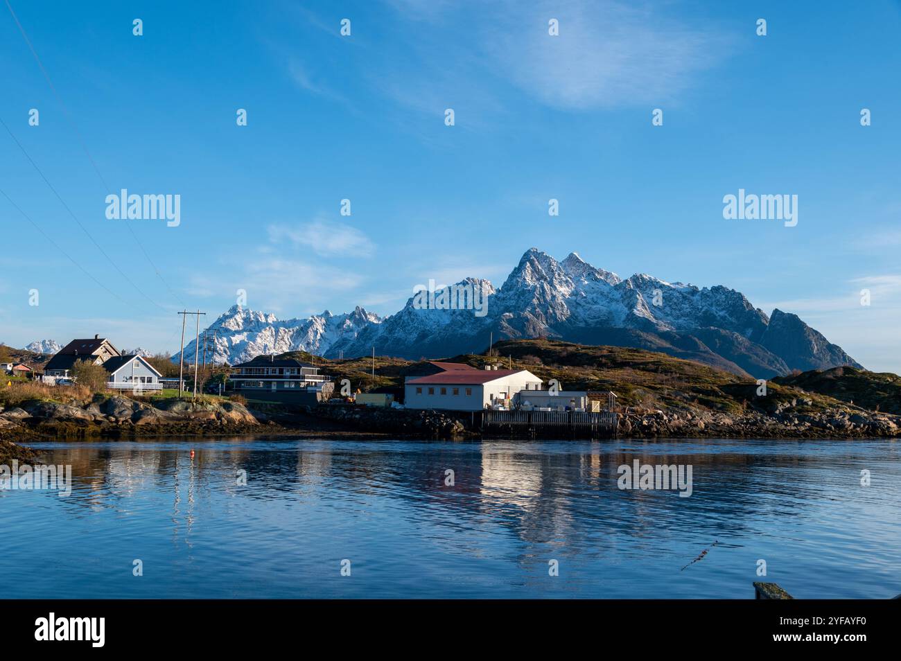 Vue d'automne sur le Saeterpollen Vatterfjordpollen à quelques kilomètres de la petite ville de Svolaer dans les îles Lofoten dans le nord de la Norvège, Scandinavie Banque D'Images