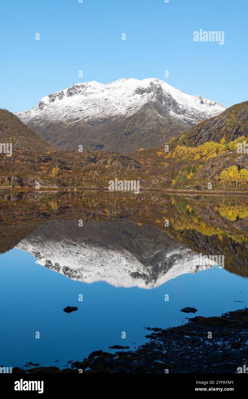 Vue d'automne sur le Saeterpollen Vatterfjordpollen à quelques kilomètres de la petite ville de Svolaer dans les îles Lofoten dans le nord de la Norvège, Scandinavie Banque D'Images