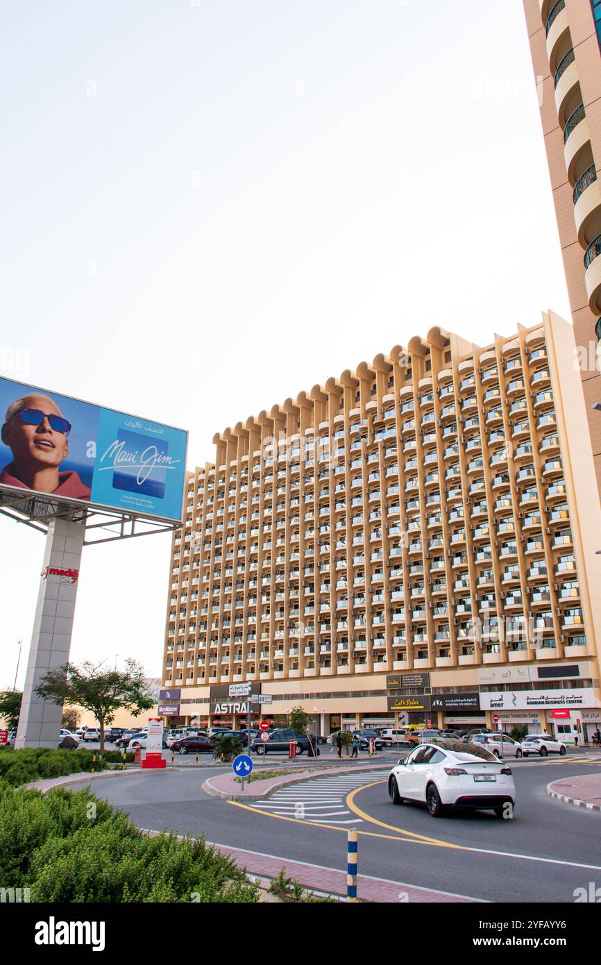 Les lunettes de soleil publicitaires Billboard figurent en bonne place dans le Trade Centre First à Dubaï City, aux Émirats arabes Unis. Banque D'Images