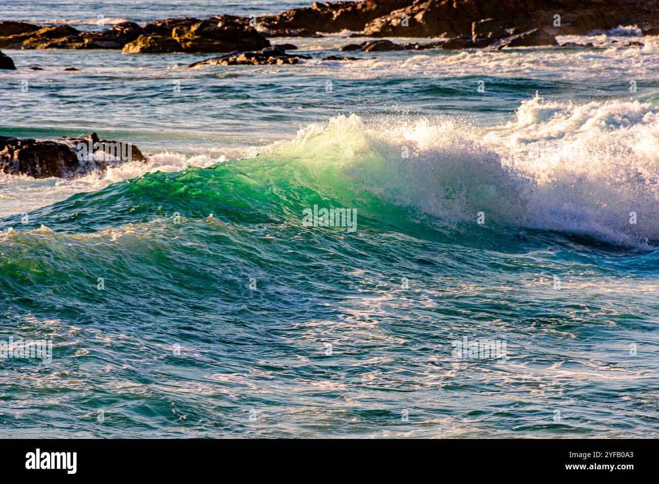 De petites vagues se brisent sur la plage de Salvador, Bahia pendant le coucher du soleil Banque D'Images