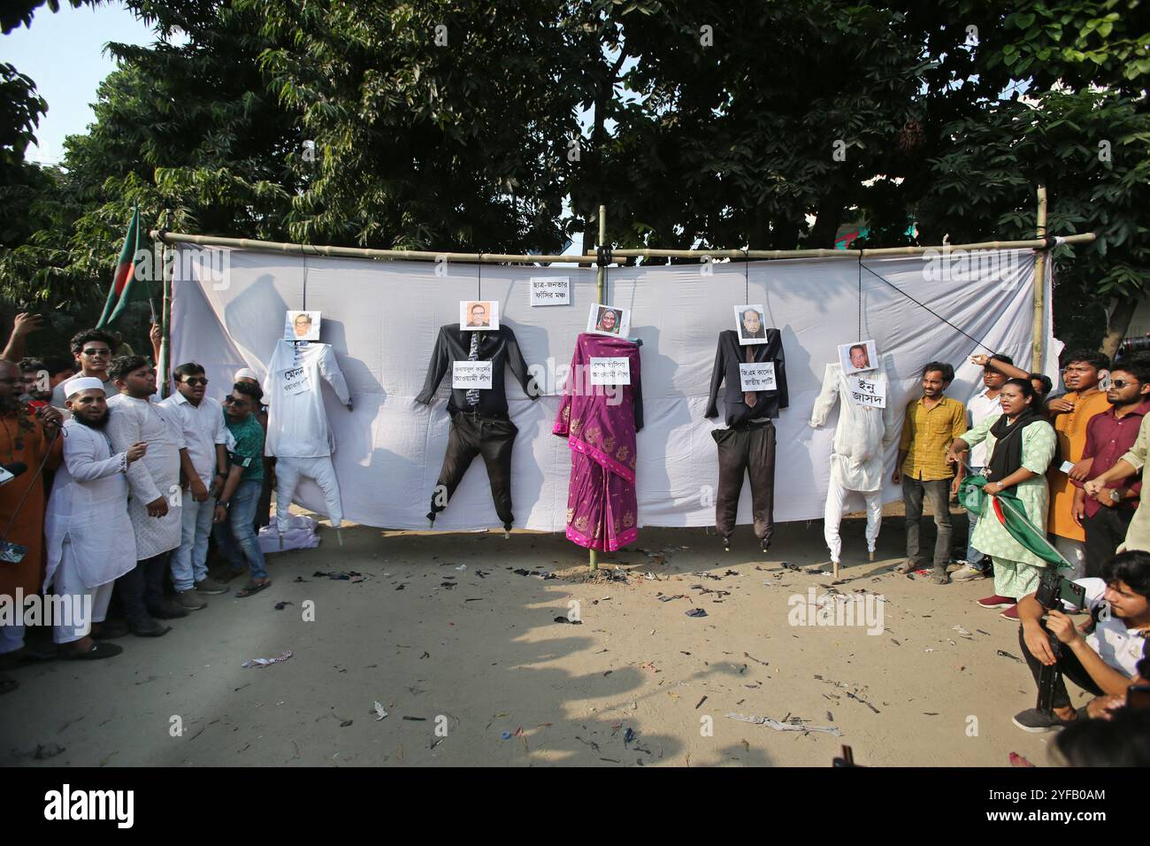 Dhaka, Bangladesh. 04th Nov, 2024. Des militants des droits de l'homme et des étudiants se rassemblent près d'une effigie du premier ministre déchu du Bangladesh, Sheikh Hasina (C), lors d'une manifestation symbolique contre le fascisme au centre enseignant-étudiant de l'Université de Dhaka, le 4 novembre 2024. la commission de réforme constitutionnelle du Bangladesh, nouvellement nommée à la suite de la révolution étudiante qui a renversé l'autocrate de longue date Sheikh Hasina, a juré le 3 novembre de supprimer le « fascisme » pour sauvegarder la démocratie. Photo Habibur Rahman/ABACAPRESS. COM Credit : Abaca Press/Alamy Live News Banque D'Images