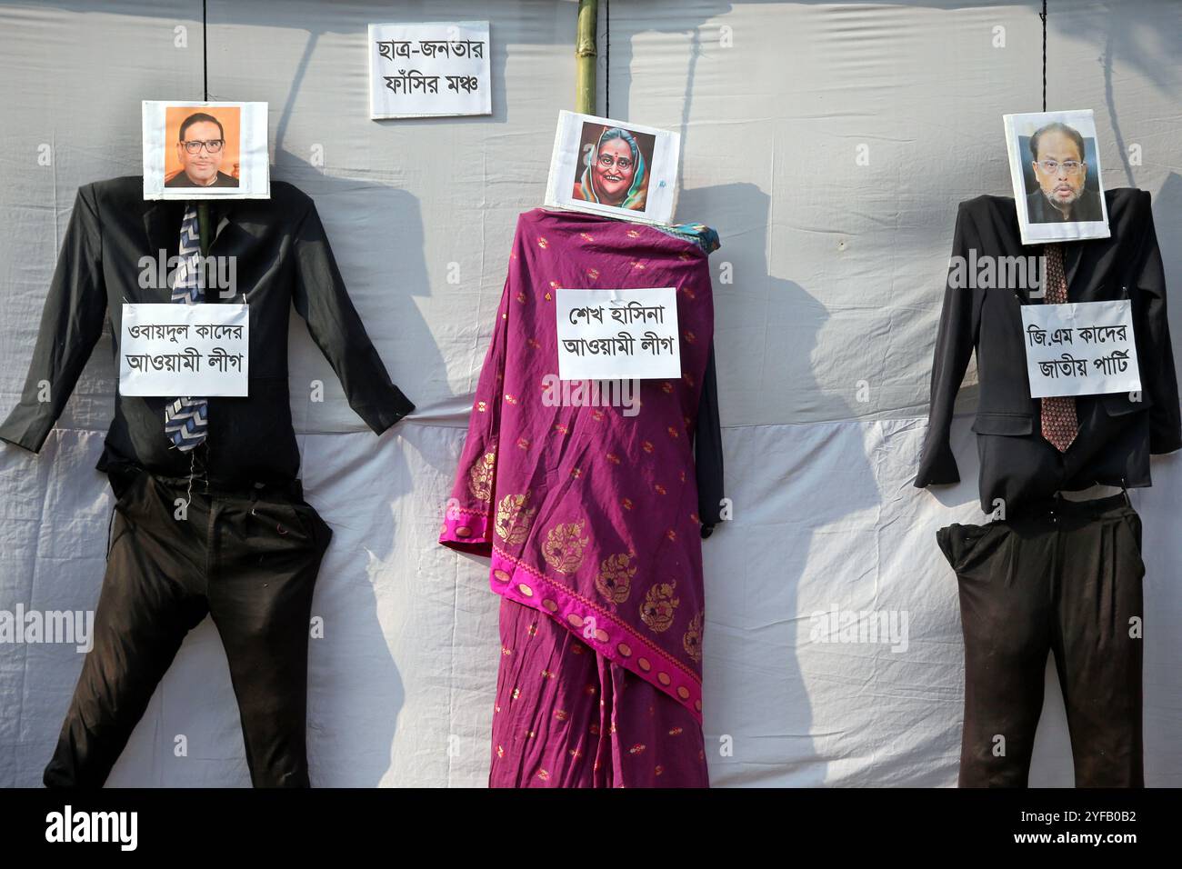Dhaka, Bangladesh. 04th Nov, 2024. Des militants des droits de l'homme et des étudiants se rassemblent près d'une effigie du premier ministre déchu du Bangladesh, Sheikh Hasina (C), lors d'une manifestation symbolique contre le fascisme au centre enseignant-étudiant de l'Université de Dhaka, le 4 novembre 2024. la commission de réforme constitutionnelle du Bangladesh, nouvellement nommée à la suite de la révolution étudiante qui a renversé l'autocrate de longue date Sheikh Hasina, a juré le 3 novembre de supprimer le « fascisme » pour sauvegarder la démocratie. Photo Habibur Rahman/ABACAPRESS. COM Credit : Abaca Press/Alamy Live News Banque D'Images