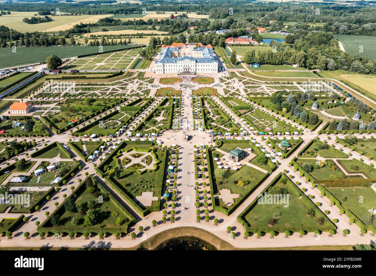 Vue aérienne du palais et du jardin de Rundale en Lettonie, architecture baroque majestueuse et beauté pittoresque en été Banque D'Images