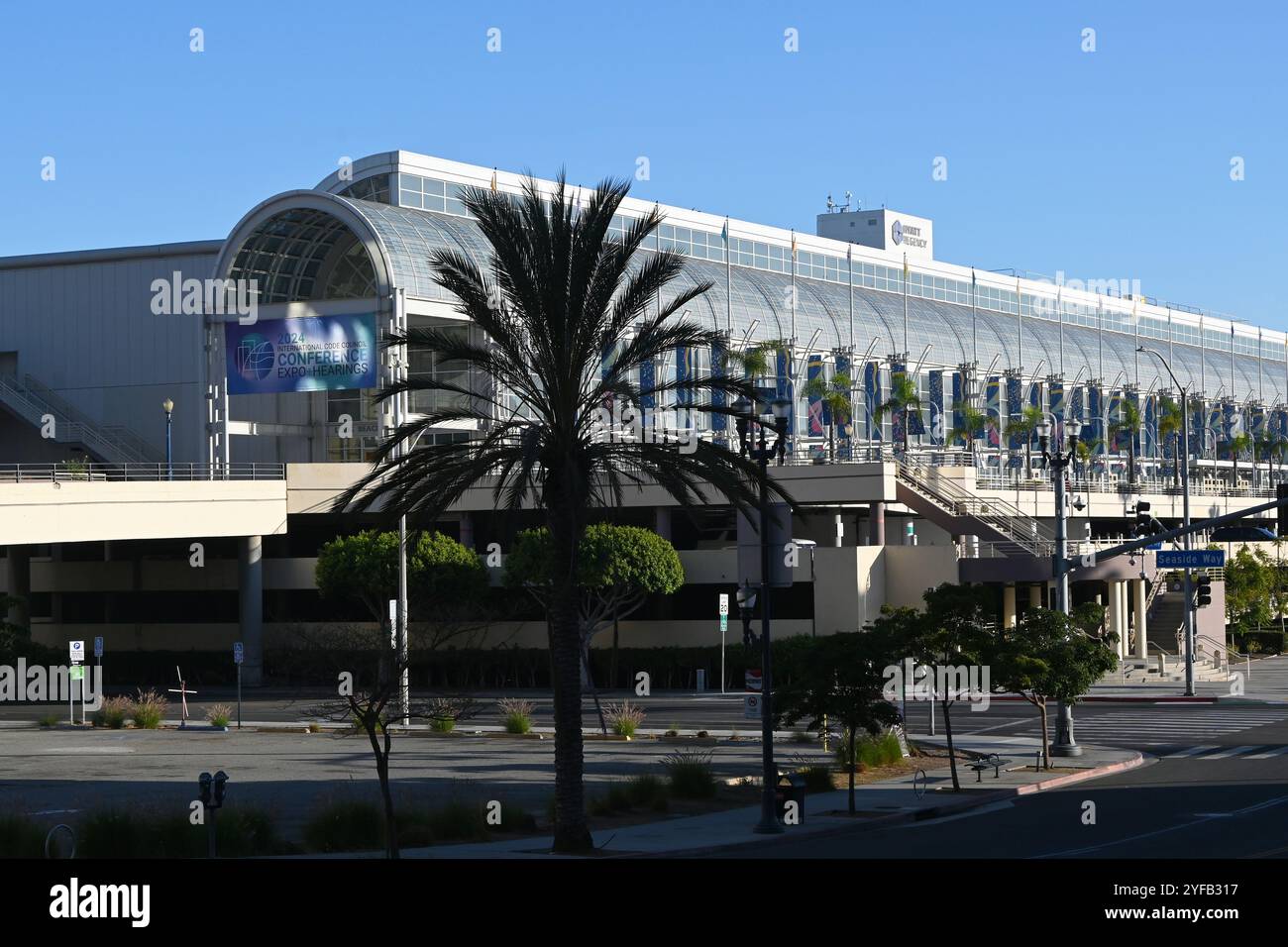 LONG BEACH, CALIFORNIE - 24 octobre 2024 : le long Beach Convention Center sur Pine Avenue. Banque D'Images