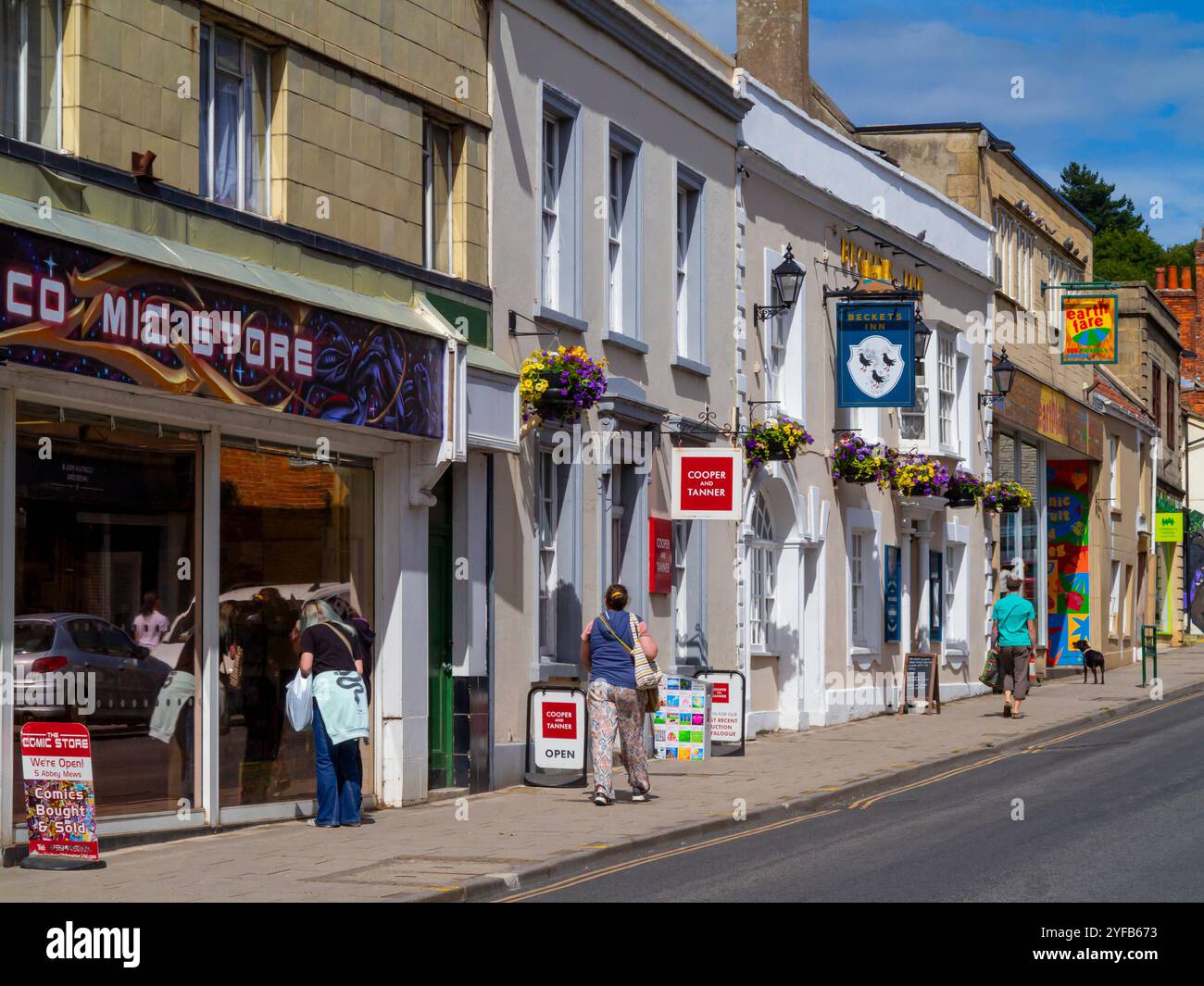 Magasins dans le centre-ville à Glastonbury une ville dans le Somerset sud-ouest de l'Angleterre Royaume-Uni avec magasin de bandes dessinées au premier plan. Banque D'Images