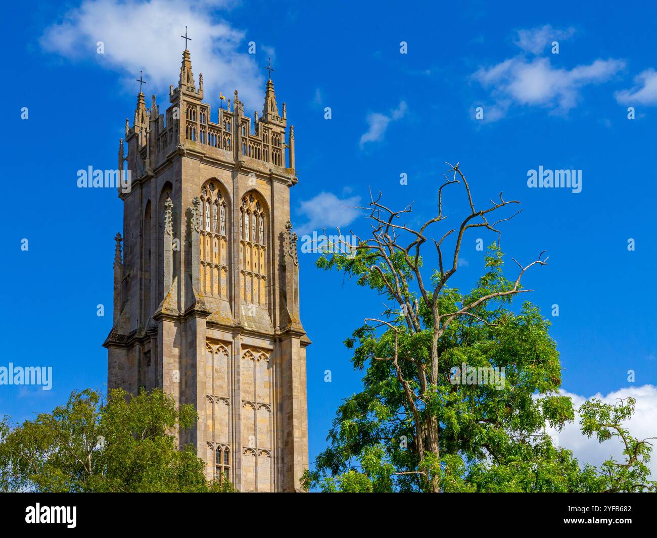 La tour de l'église Saint-Jean-Baptiste à Glastonbury, Somerset, Angleterre, datant du XVe siècle et désignée comme un bâtiment classé Grade I. Banque D'Images