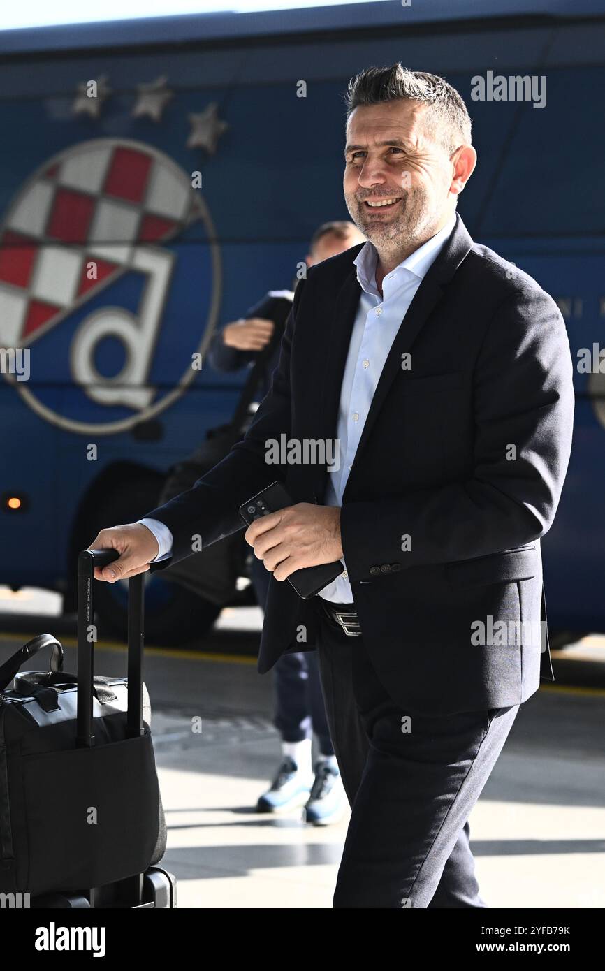 Zagreb, Croatie. 04th Nov, 2024. L’entraîneur du GNK Dinamo Nenad Bjelica lors du départ des joueurs du GNK Dinamo à Bratislava pour le match de la 4ème manche de la Ligue des Champions contre le SK Slovan Bratislava, à Zagreb, Croatie, le 04 novembre 2024. Photo : Marko Lukunic/PIXSELL crédit : Pixsell/Alamy Live News Banque D'Images