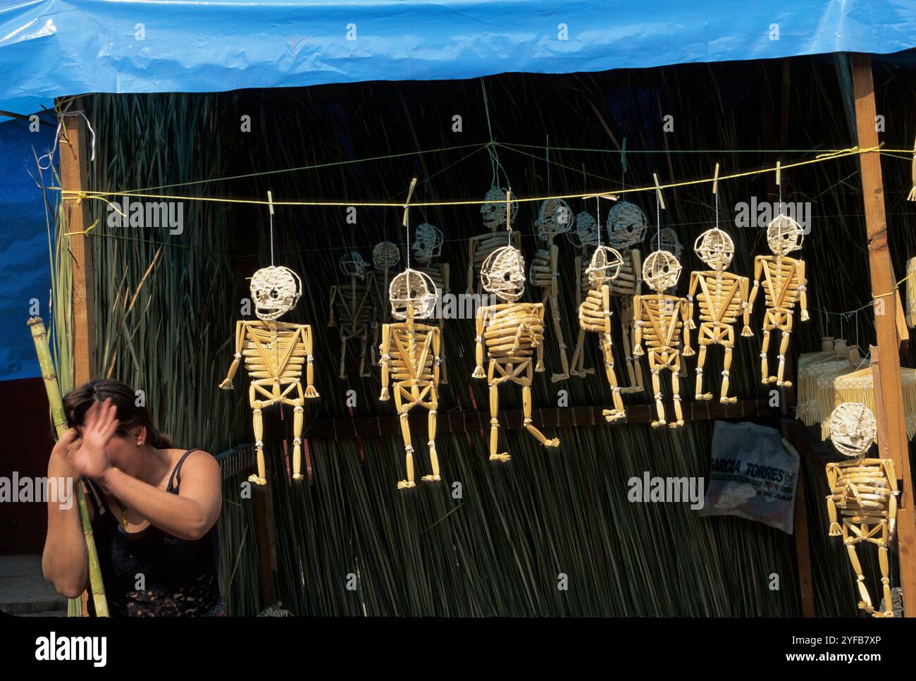 Squelettes de jouets, stand d'artisans, Fiesta de Muertos, village de Tzintzuntzan, État de Michoacan, Mexique Banque D'Images