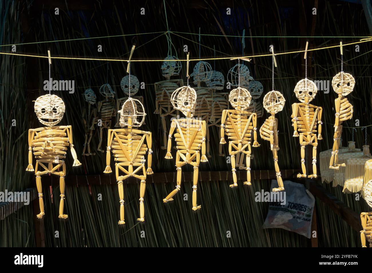 Squelettes de jouets, stand d'artisans, Fiesta de Muertos, village de Tzintzuntzan, État de Michoacan, Mexique Banque D'Images