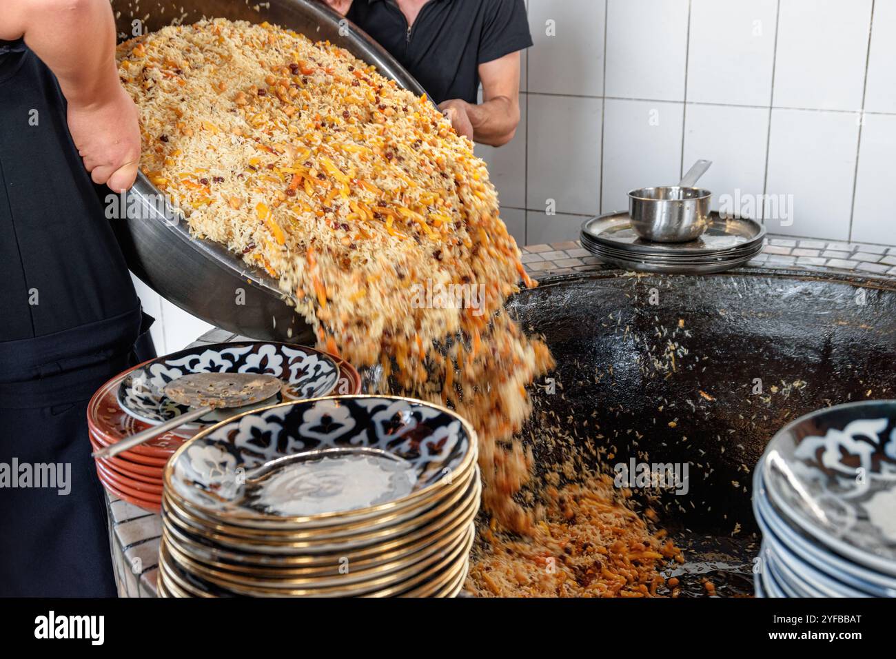 Mariage ouzbek plov frais cuisiné à Tachkent, Ouzbékistan Banque D'Images