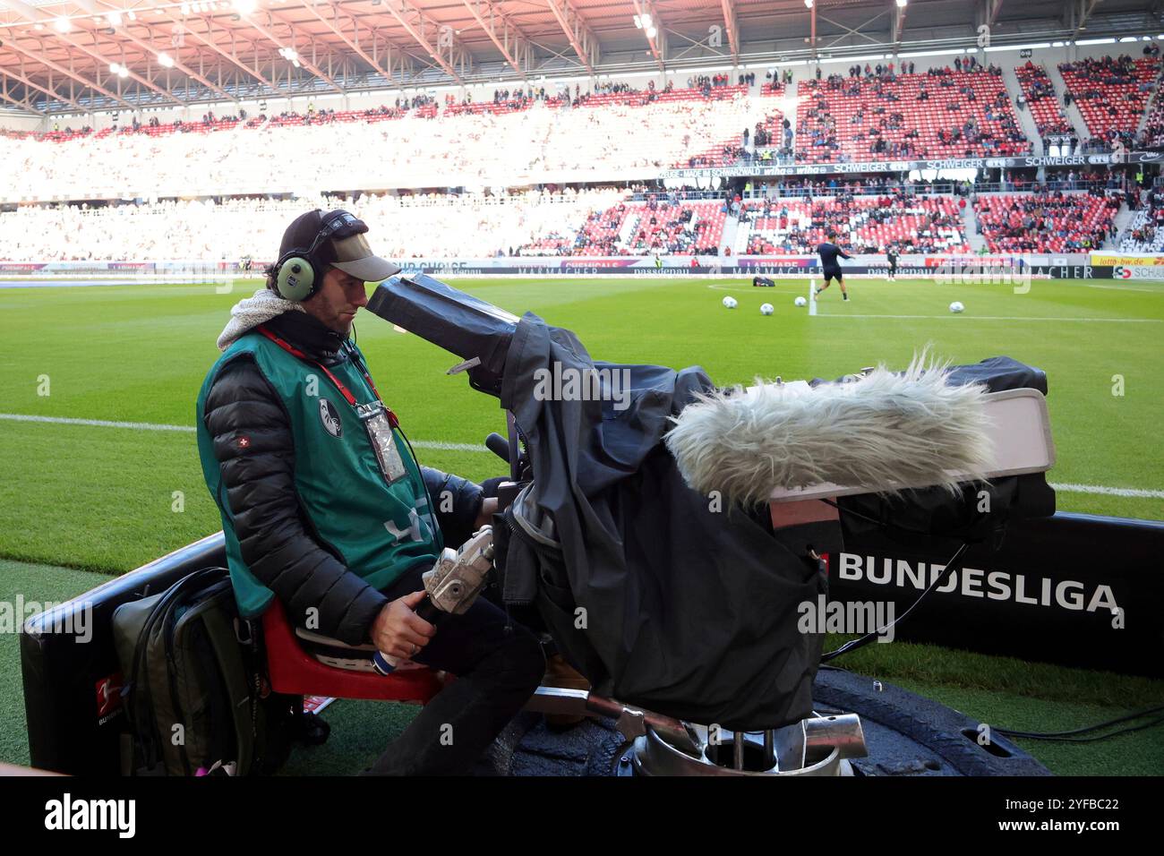 Freiburg, Deutschland. 03 Nov, 2024. Kameramann mit TV-Kamera beim Bundesligaspiel der 1. FBL : 24-25:1. FBL : 24-25:9. Sptg. SC Freiburg - FSV Mainz 05 LA RÉGLEMENTATION DFL INTERDIT TOUTE UTILISATION DE PHOTOGRAPHIES COMME SÉQUENCES D'IMAGES ET/OU QUASI-VIDEONann crédit : dpa/Alamy Live News Banque D'Images