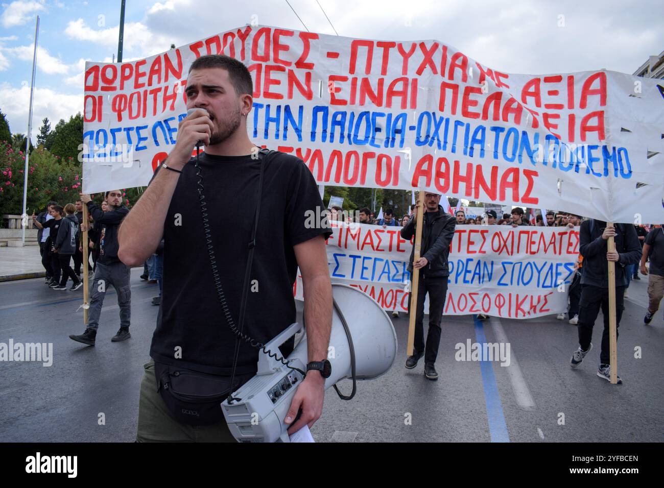 Athènes, Grèce. 4 novembre 2024. Les étudiants des universités et des lycées participent à un rassemblement de protestation devant le Parlement en criant : «donnez de l'argent pour l'éducation - pas pour la guerre»! Aujourd'hui, les étudiants restent loin de leurs classes dans tout le pays pour protester contre la dégradation continue de leurs besoins éducatifs. Crédit : Dimitris Aspiotis/Alamy Live News Banque D'Images