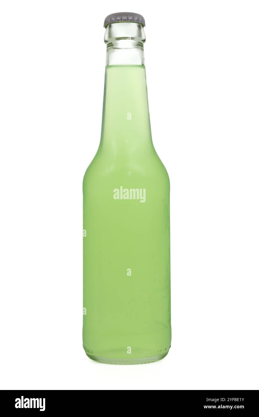 Jus liquide vert dans une bouteille en verre vierge fermée isolé sur fond blanc Banque D'Images