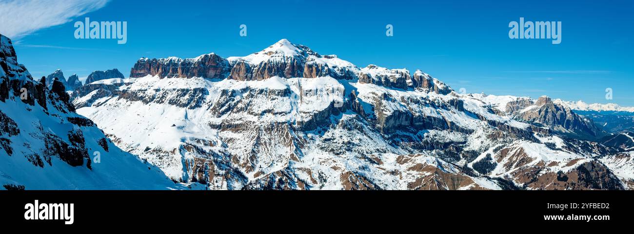 Dolomites en Italie. Massif montagneux du groupe Sella avec de la neige. Vue panoramique depuis Porta Vescovo dans la station de ski Arabba. Célèbre région de ski et de snowboard Wit Banque D'Images