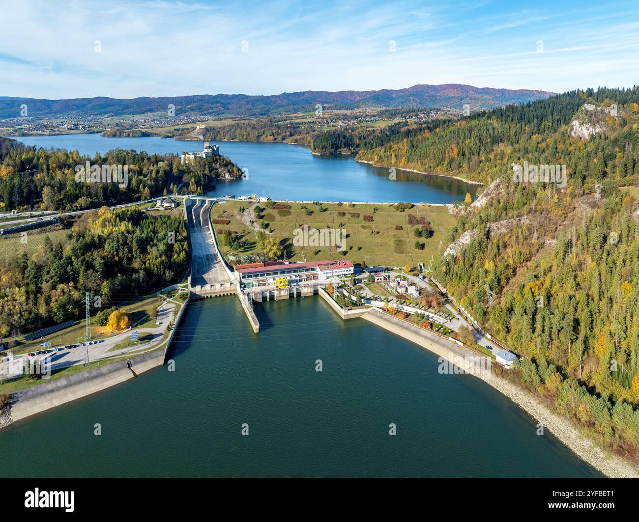 Pologne. Barrage de Niedzica sur la rivière Dunajec et centrale hydroélectrique en automne. Lac Czorsztyn, château médiéval Niedzica et vue lointaine de Czorsztyn Banque D'Images