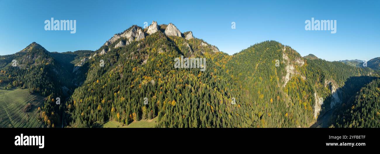 Pologne. Pieniny Mountains en automne avec le plus haut sommet Trzy Korony (trois couronnes), le début de Dunajec River gorge sur la droite et Sobczans Banque D'Images