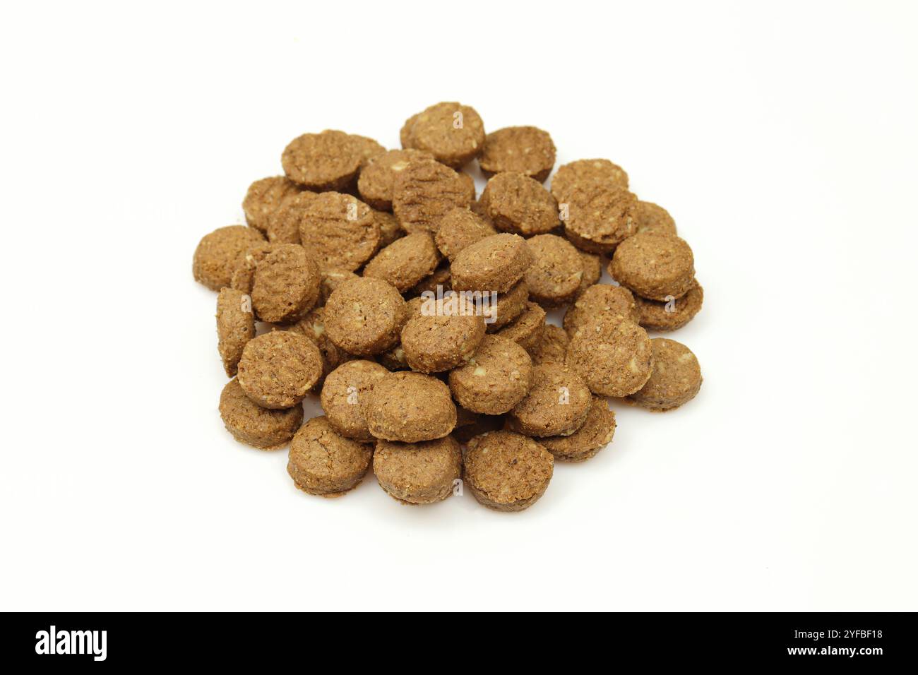Pile de petits biscuits intégraux isolés sur fond blanc Banque D'Images