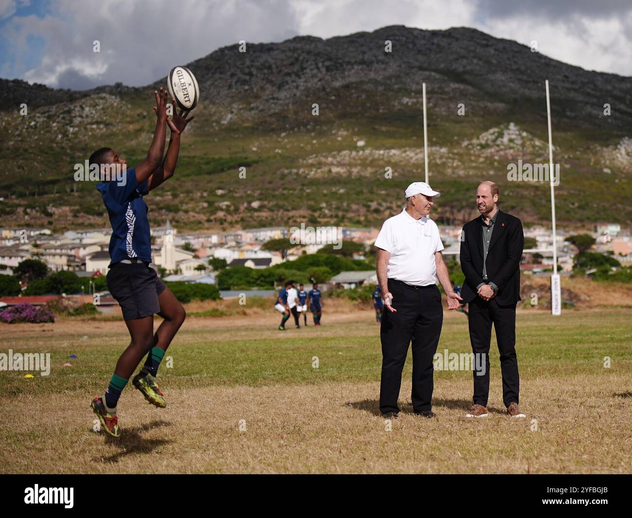 Le Prince de Galles regarde des étudiants participer à une session de rugby, lors d'une visite à l'école secondaire Ocean View, au Cap, pour rencontrer des jeunes des cantons Ocean View, Masiphumelele et Langa qui participent régulièrement au programme de formation au rugby et de compétences numériques de la Fondation Atlas, le premier jour de sa visite en Afrique du Sud, avant la quatrième cérémonie annuelle des Earthshot Prize Awards le 6 novembre. Date de la photo : lundi 4 novembre 2024. Banque D'Images