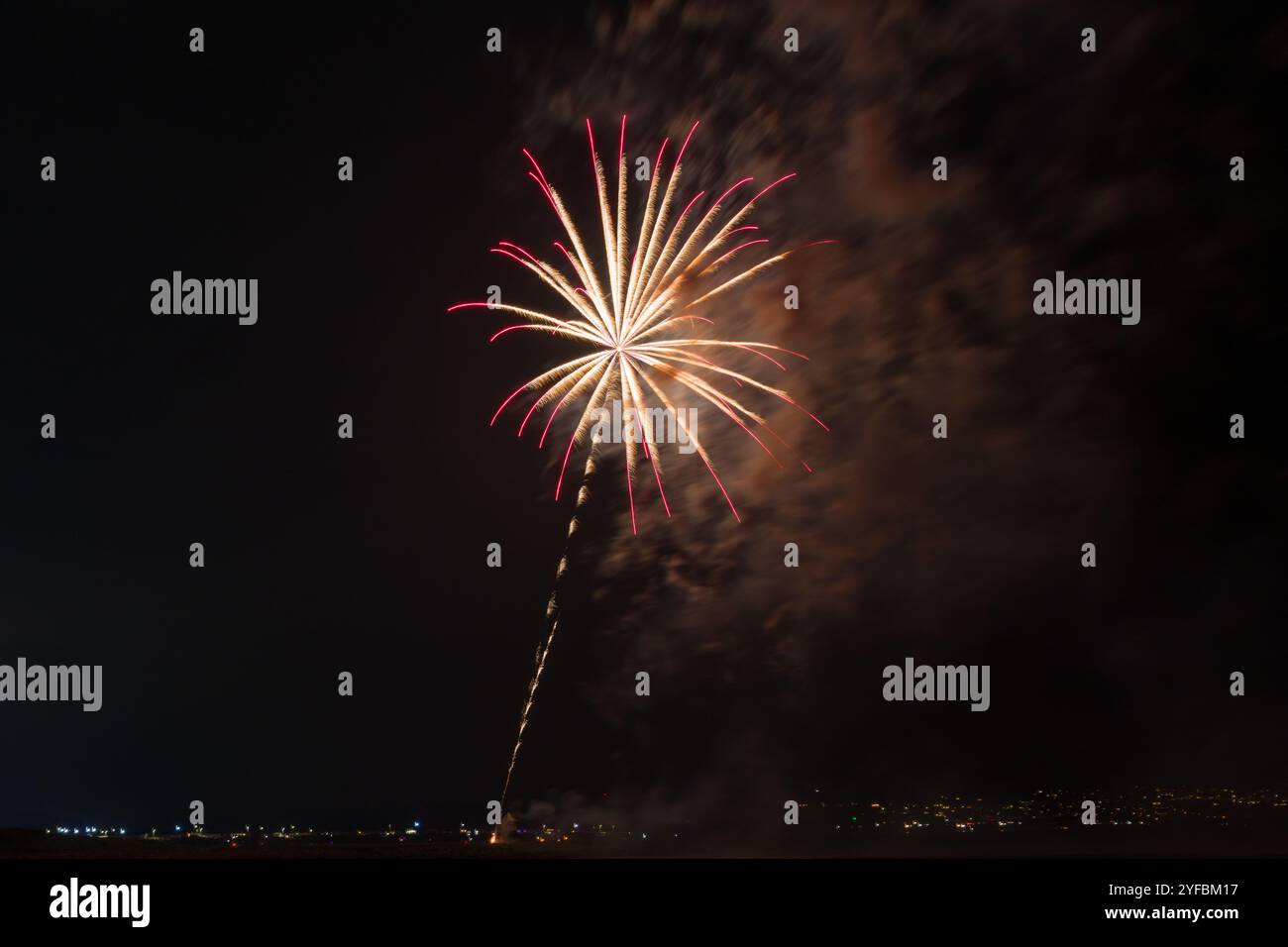 Feu d'artifice éclatant au-dessus de Coney Beach à Porthcawl lors d'une exposition publique la nuit, capturé le 2 novembre 2024. Banque D'Images