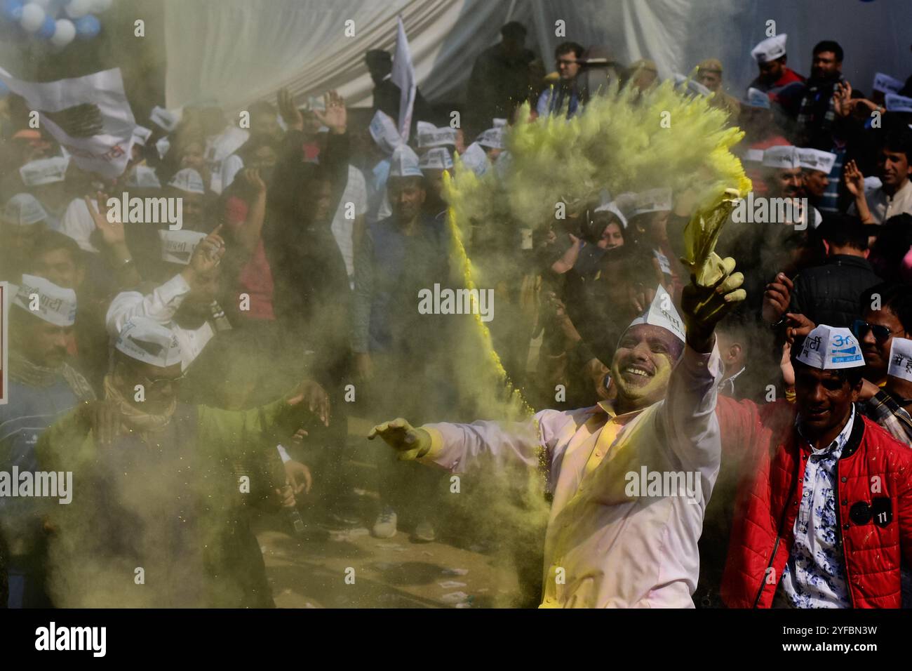 Les partisans du Parti AAM Aadmi (AAP) célèbrent la victoire aux élections régionales dans la capitale indienne New Delhi le 11 février 2020. Les partisans de l'AAP se sont rassemblés et ont célébré à travers New Delhi principalement au siège du parti après la victoire massive contre le parti du premier ministre indien Narendra Modi. Banque D'Images